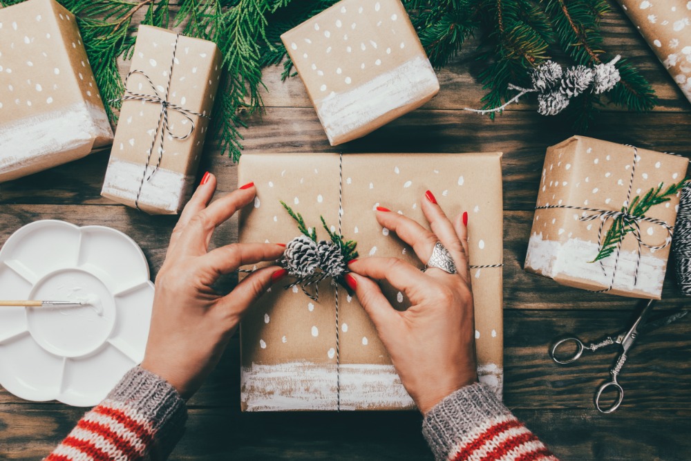 Need last minute presents? We dish on the best inexpensive gifts you can get in a hurry + earn money back in your wallet!