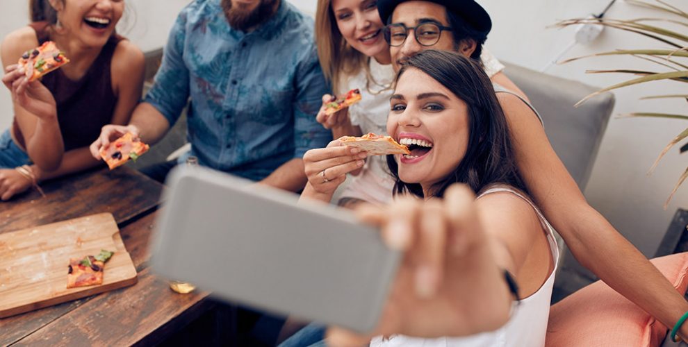 We love a good viewing parties! Spend time with friends, enjoy good food and catch a great show, movie or game! Here are our tips for how to throw an epic viewing party for your squad.