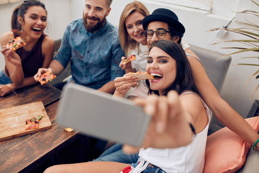 We love a good viewing parties! Spend time with friends, enjoy good food and catch a great show, movie or game! Here are our tips for how to throw an epic viewing party for your squad.